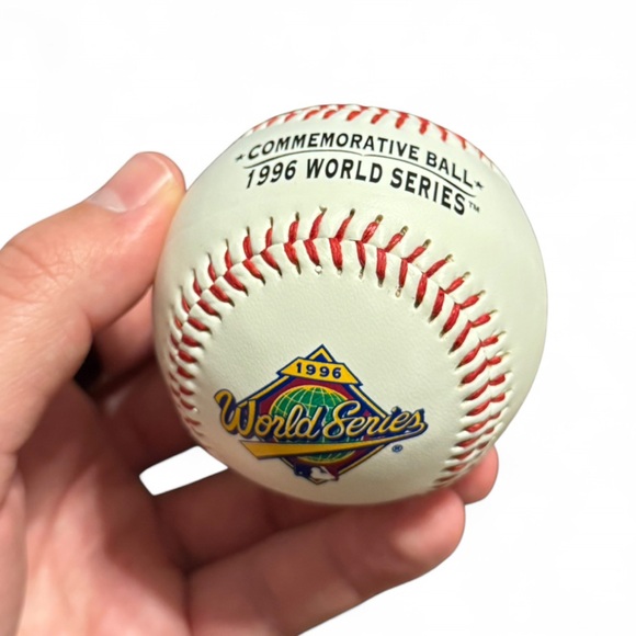 Vintage! 1996 World Series Commemorative Baseball - New York Yankees - Picture 2 of 7